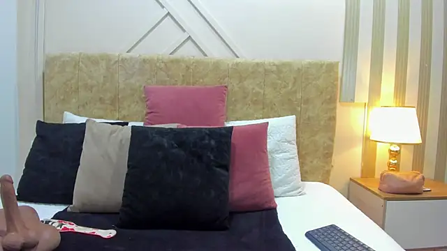 ashley  foxx  online show from October 20, 1:47 pm