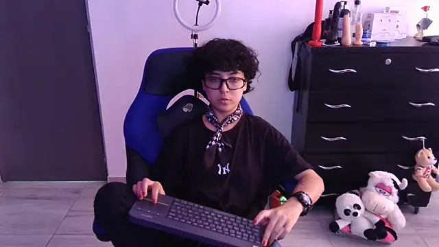 thomascooper7 online show from March 3, 7:20 pm