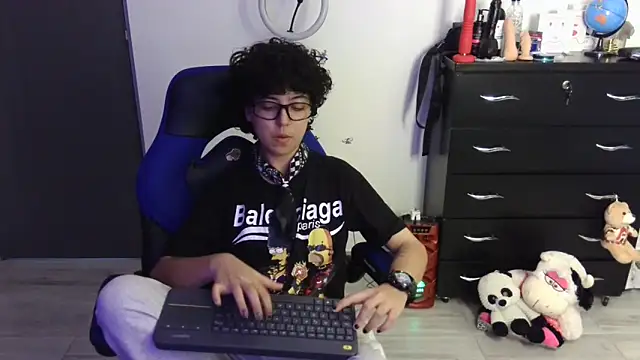 thomascooper7 online show from April 17, 9:50 pm