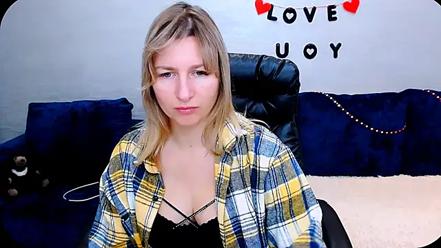 Snapshot of Incredible_Ariela chatting on October 20, 10:18 am Incredible Ariela online show from October 20, 10:18 am