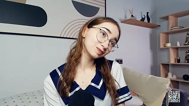 Snapshot of PollyBeev chatting on October 11, 7:24 am PollyBeev online show from October 11, 7:24 am