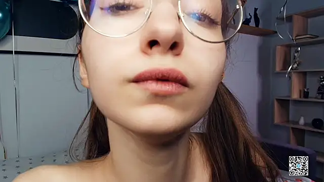 Snapshot of PollyBeev chatting on October 14, 8:39 am PollyBeev online show from October 14, 8:39 am