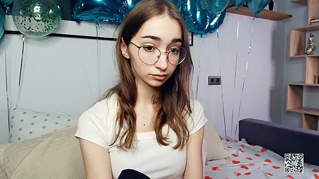 Snapshot of PollyBeev chatting on October 12, 7:33 am PollyBeev online show from October 12, 7:33 am