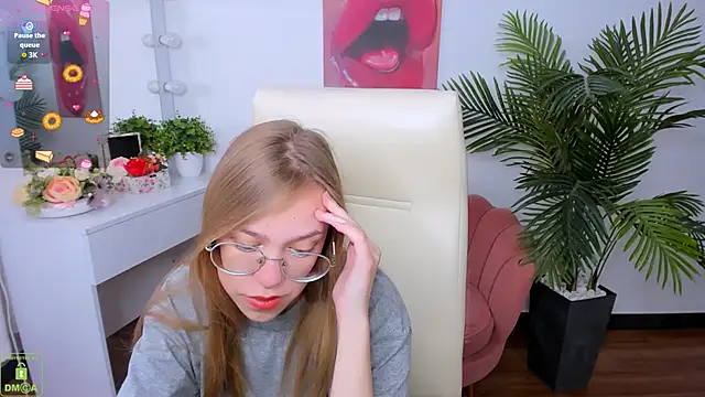 LayriantaVee online show from September 15, 6:11 am