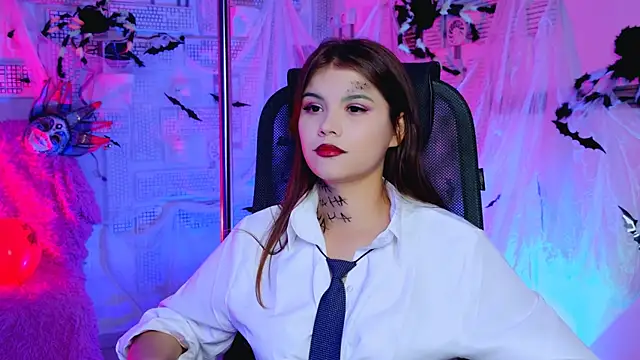 EvaThopson online show from October 31, 1:04 pm