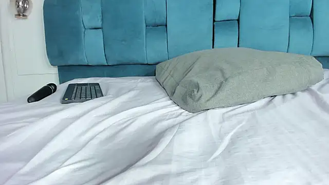 mia  fernandez online show from March 9, 7:39 pm