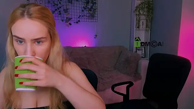 Snapshot of daisy_candy chatting on October 4, 7:18 pm daisy candy online show from October 4, 7:18 pm