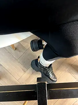 Snapshot of FeetVibe chatting on October 7, 7:24 am FeetVibe online show from October 7, 7:24 am