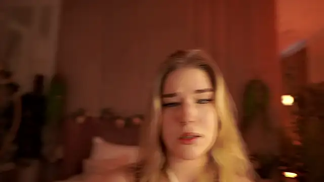 Smiley Mia online show from September 18, 5:06 am