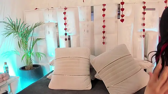 im nika  online show from February 15, 1:43 pm