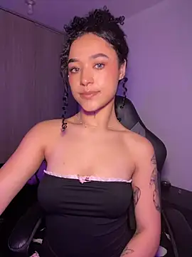 Crystal Dluna online show from November 3, 4:00 pm