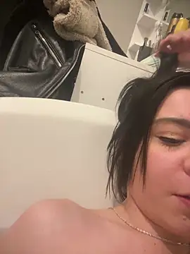 Petite moi online show from April 4, 6:51 pm