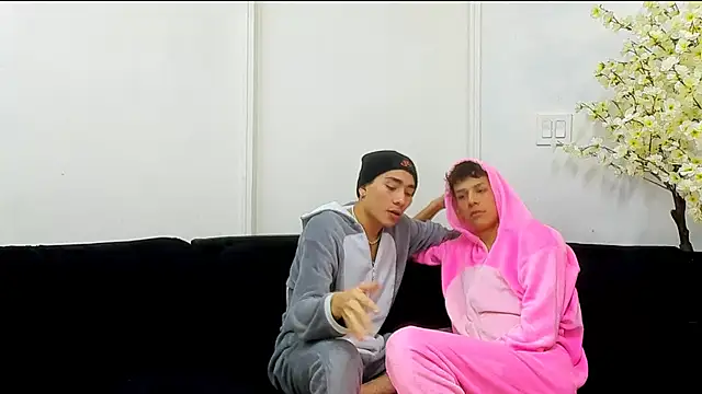 Snapshot of StrawwBoys chatting on September 13, 10:45 am StrawwBoys online show from September 13, 10:45 am