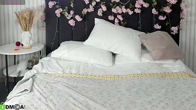 Esme Runn online show from November 8, 3:33 am