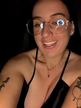 Snapshot of Lindsay_00off chatting on October 11, 5:12 am Lindsay 00off online show from October 11, 5:12 am
