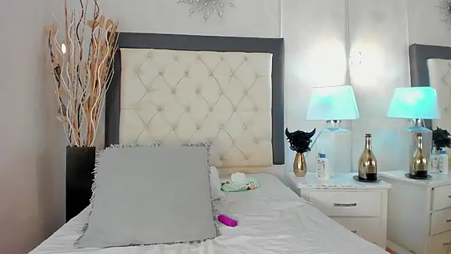 GaleHodge online show from October 31, 4:14 am