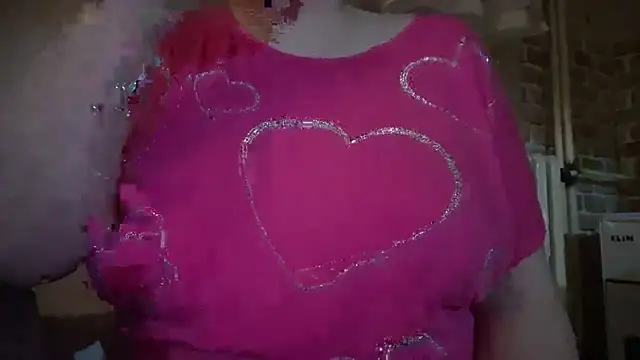 AalinnaK online show from December 4, 7:25 pm