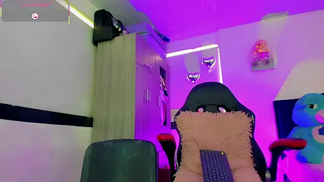 Hellen moons   online show from April 11, 7:06 pm