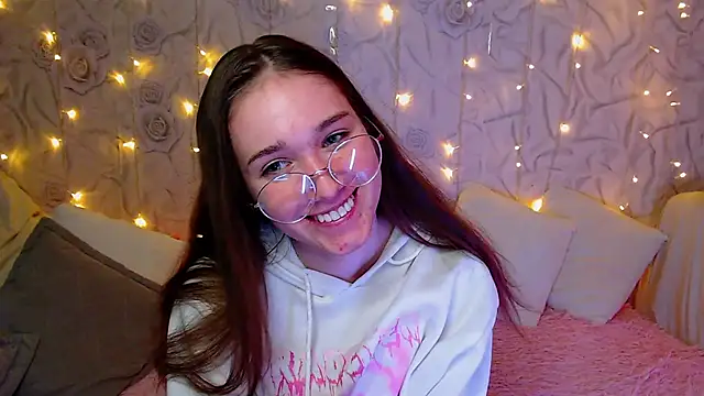 fluffy kitty  online show from October 17, 3:26 pm