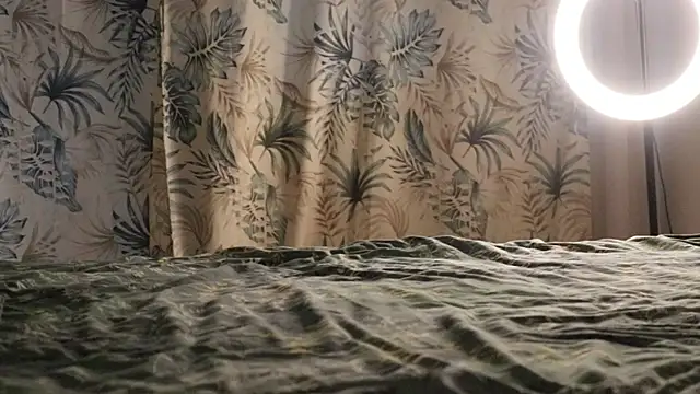 IvyKaelani online show from January 6, 1:15 pm