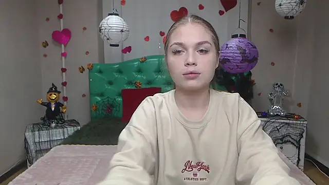 LaraPika online show from November 4, 6:02 pm