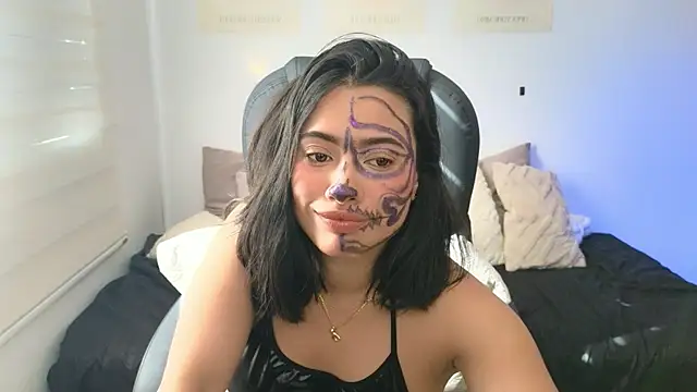 AlessaPears online show from October 31, 7:40 pm