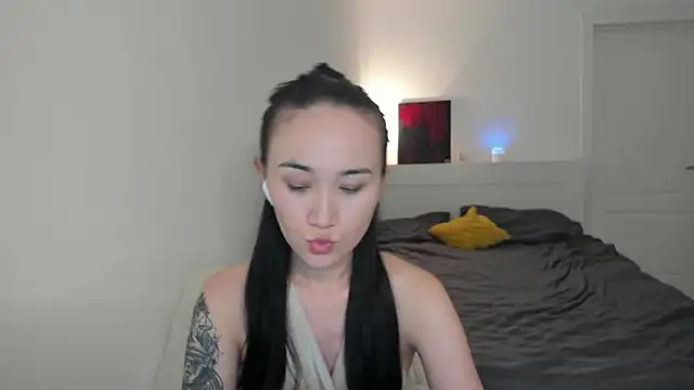 aenie online show from October 29, 12:53 pm