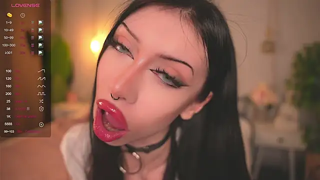 Snapshot of Devilsss_toy chatting on October 12, 3:47 pm Devilsss toy online show from October 12, 3:47 pm