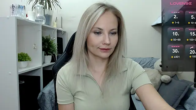 Snapshot of Sunny_bunny6 chatting on October 3, 5:56 am Sunny bunny6 online show from October 3, 5:56 am