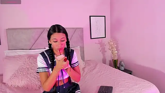 Emilyh  online show from November 20, 10:38 am