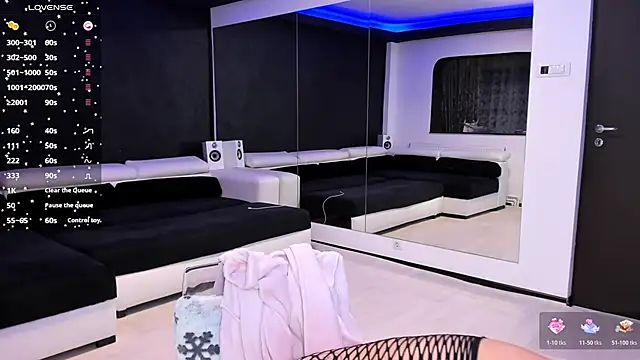 Blond Babes online show from November 17, 6:19 pm