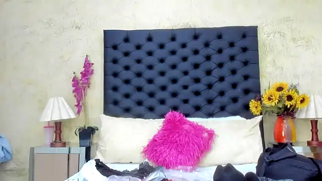 Snapshot of NahomiWhitel chatting on September 22, 3:32 pm NahomiWhitel online show from September 22, 3:32 pm