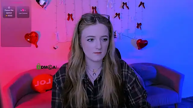 luna berryy online show from April 11, 7:17 pm