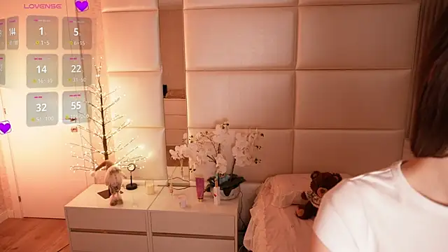 Lilly Colins online show from December 19, 9:18 pm