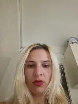 Snapshot of Izza_Belle chatting on October 15, 9:56 am Izza Belle online show from October 15, 9:56 am