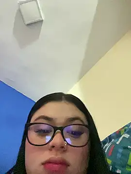 alissonfernandez  online show from April 4, 9:24 pm