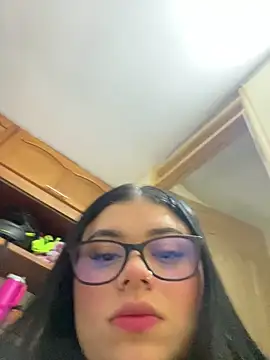 alissonfernandez  online show from December 18, 9:41 pm