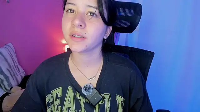 Snapshot of agnes_213 chatting on September 19, 2:16 pm agnes 213 online show from September 19, 2:16 pm
