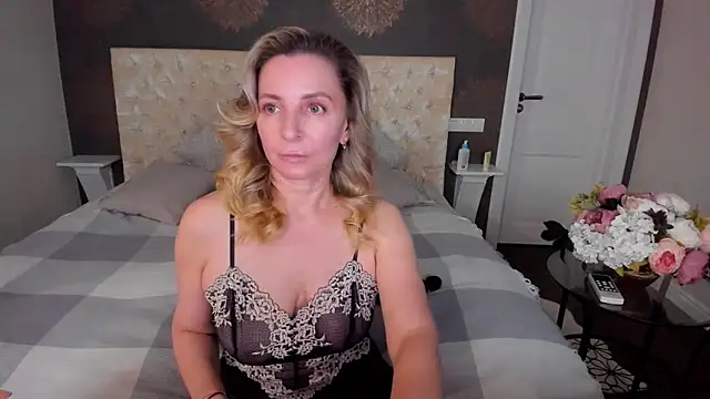 Snapshot of AllisonWilliams chatting on September 22, 5:00 pm AllisonWilliams online show from September 22, 5:00 pm