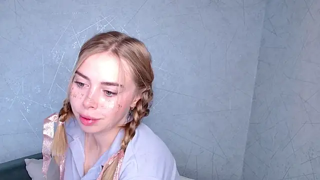 sofiaa here online show from September 19, 1:04 am