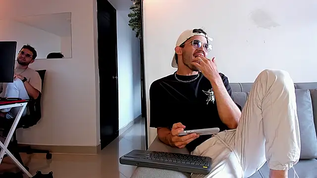 andrewChris  online show from December 15, 6:46 pm