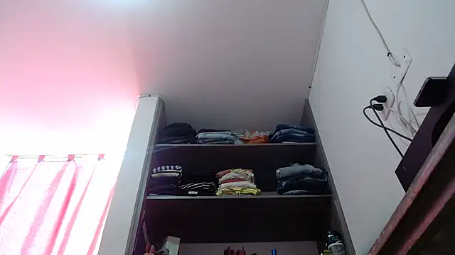 nicolle milf1978 online show from April 12, 2:09 pm