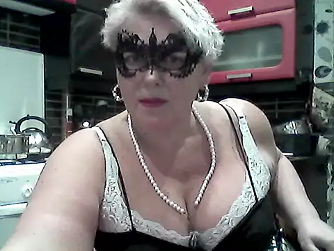 Lisa Suzie online show from April 5, 6:40 pm