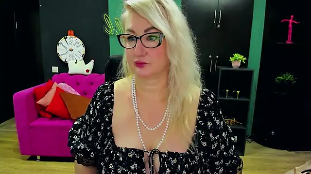 ChristyBrooks online show from December 3, 5:32 am