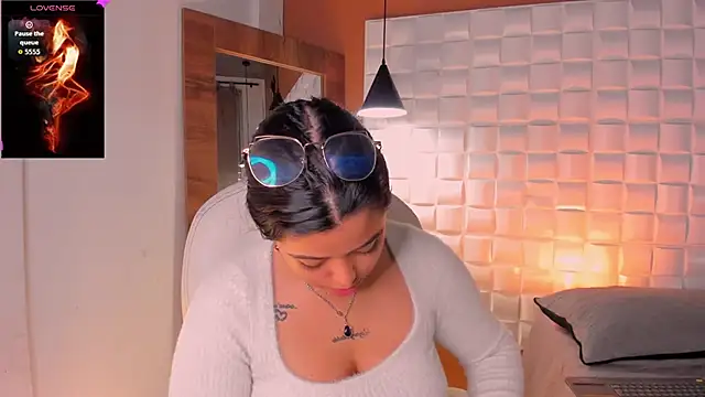 Ariana Pierce online show from December 2, 1:24 pm