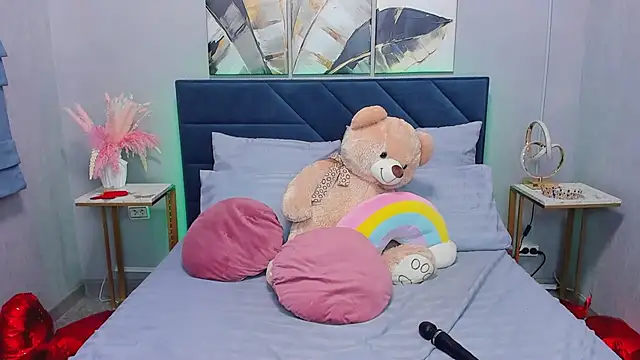 Curvy Dynamite  online show from April 10, 6:30 am