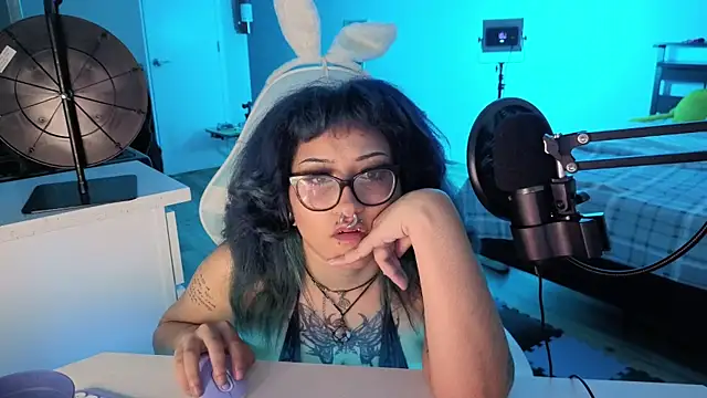 deluxxxeblu online show from June 11, 12:32 am