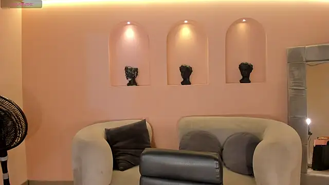 NiaSalvatore online show from October 28, 7:30 pm