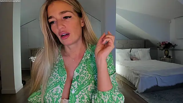 Yourhotqueeen online show from December 21, 10:03 pm