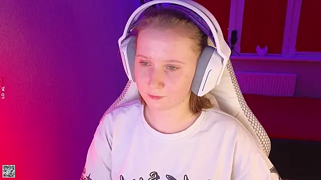 mon lola online show from October 22, 4:45 pm